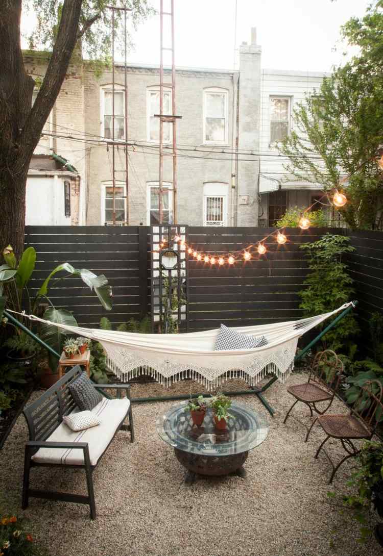 deco-ideer-til-terrasse-hængekøje-grus-gulve-fe lyser-havemøbler