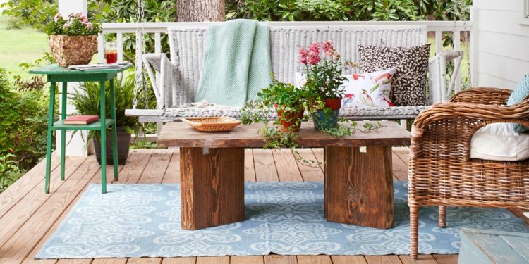 deco ideer til terrasse veranda-log-sofabord-gynge-stol-kurv