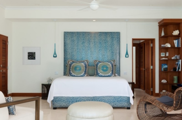 soveværelse-eksotisk-seng-tæppe-pude-mønstret-flecth-møbler