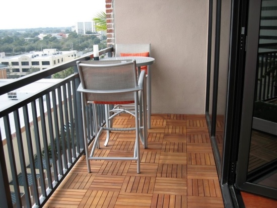 Balkon pyntede træ flise metal bord barstol