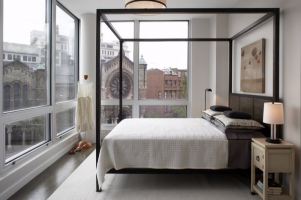 minimalistisk soveværelse himmelseng store vinduer