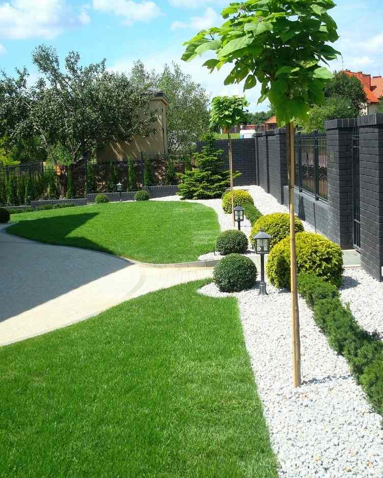Landskabspleje og havedesign hvid-grus-buksbom-bolde-grøn-græsplæne