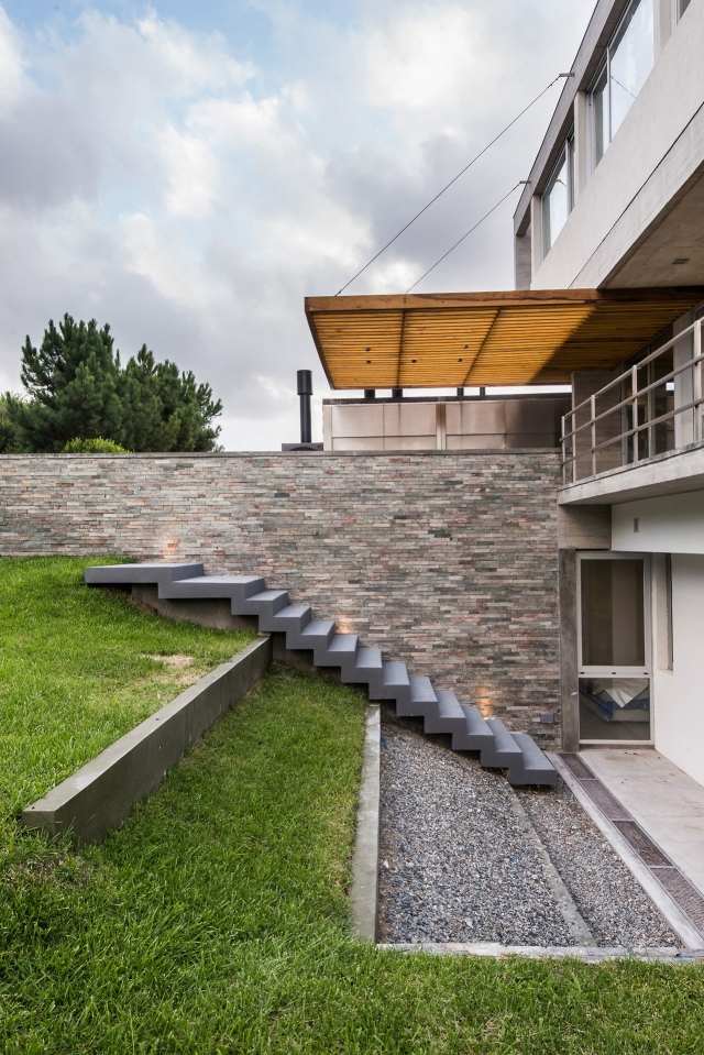 design landskab bjergskråning støttemur trappe græsplæne stenmur