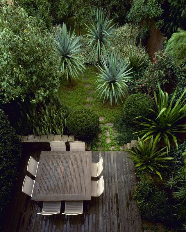 Landskabspleje eksempel terrasse spiseplads træmøbler