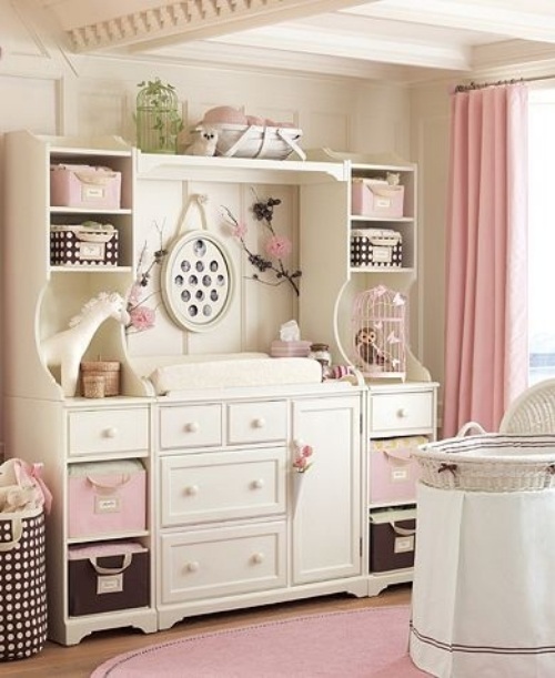 11 ideer til puslebord i babyværelset lyserød dekoration