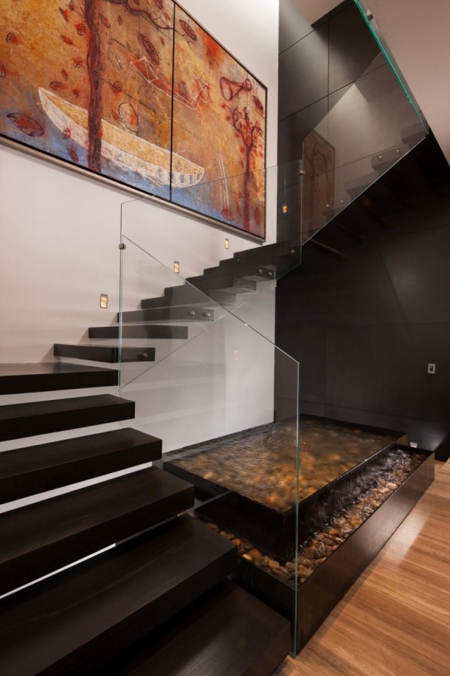 halvtrappe trappe moderne trætrapper glas gelænder vand har grus