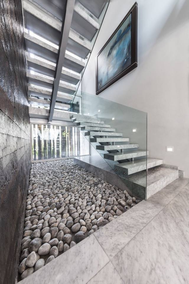 boltet trappe moderne trapper fliser marmor look glas gelænder forsænket væglamper