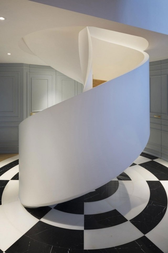 vindeltrappe moderne hvidt skulpturelt design gulvmosaik