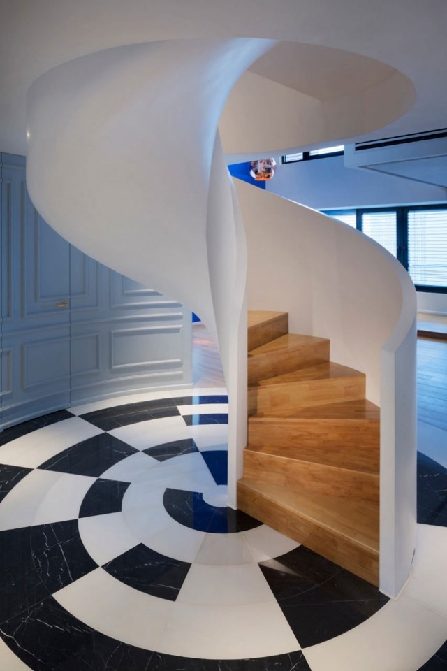 vindeltrappe trætrapper gulvmosaik sort og hvid