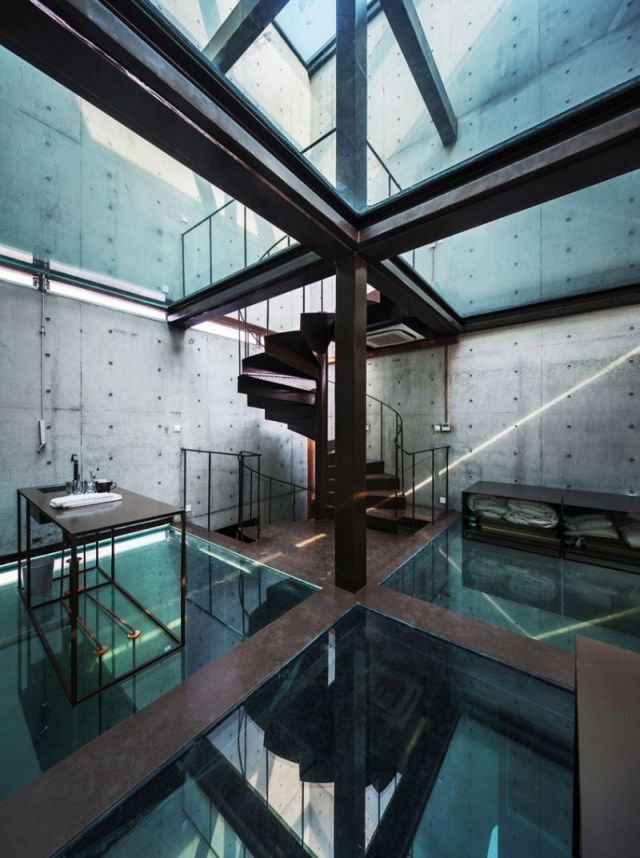 vindeltrappe stål sort plexiglas gulv betonvæg