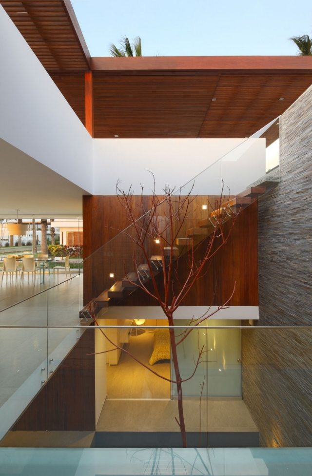 flydende trappe træ moderne glasrækværk