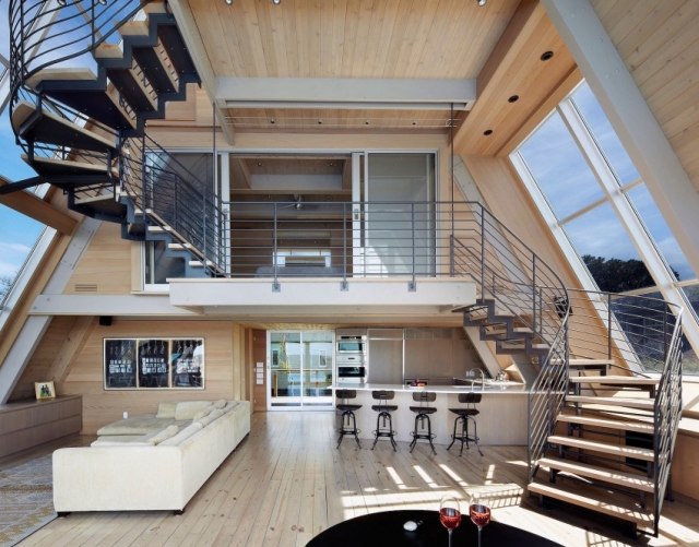 moderne hus åben vindeltrappe stålstel tretrin