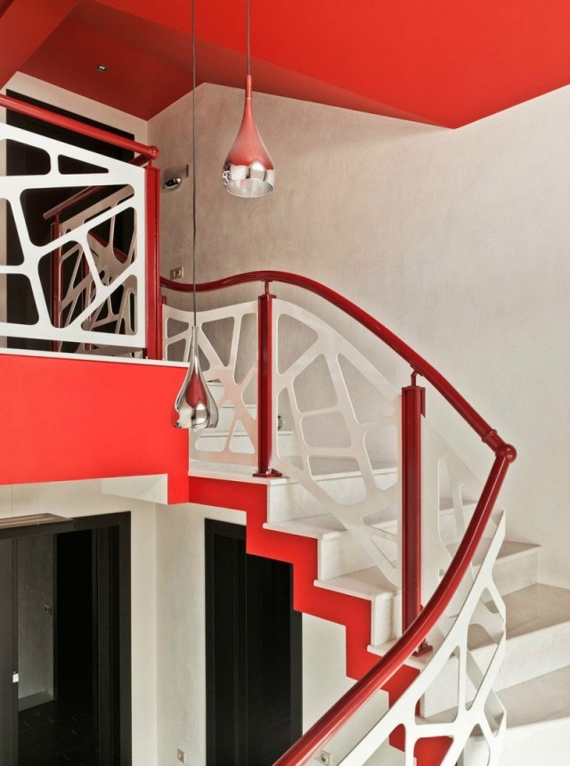 skulpturel trappedesign rød hvid gelænder honningkage mønster løbende plade trappe