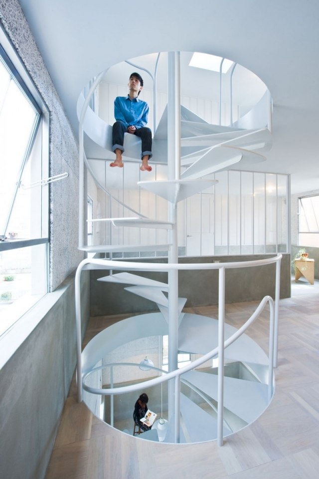 metaltrappe vindeltrappe hvidt design moderne japansk hus