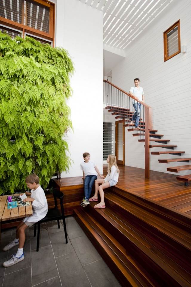 hængende trapper gelænder træ moderne hus design lodret have