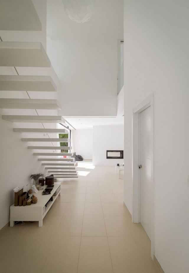 frit svævende trapper hvide lige minimalistiske møbler