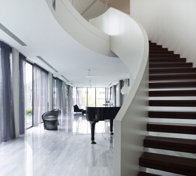 buet trappe trætrapper hvidt gelænder moderne hus