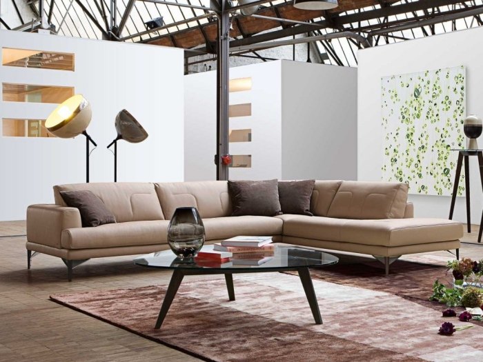 Læder-sofa-sidde-i-lys-Karmell-stue-industriel-stil