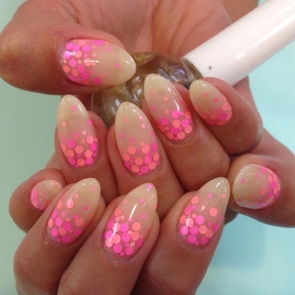 Negle-lakering-pastel-nuancer-pink-prikker