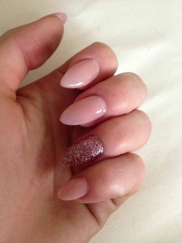 Pastel-nuancer-mat-farver-navnløse-fingre-med-glitter-effekt