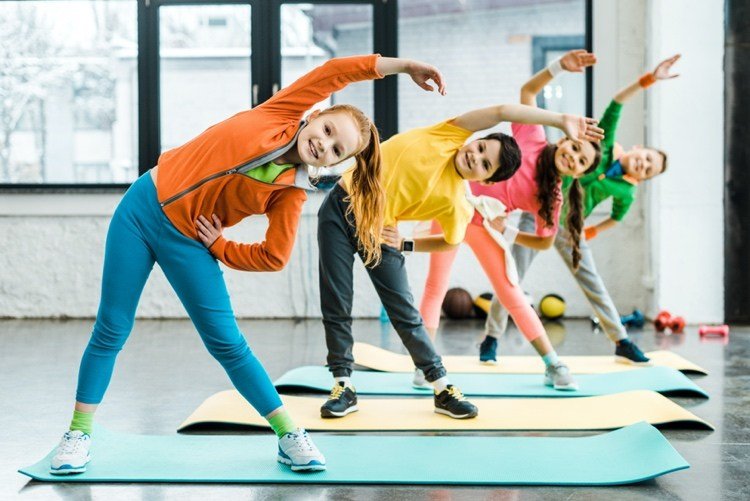 strækker sig efter sport børn