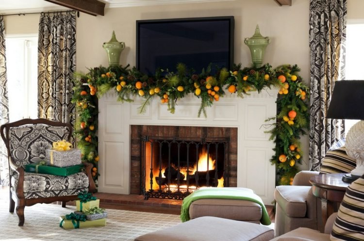 juledekorationsideer med guirlander appelsiner grønne kaminhylde naturlige materialer