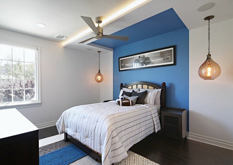 accent væg ideer blå sengegavl sengelamper