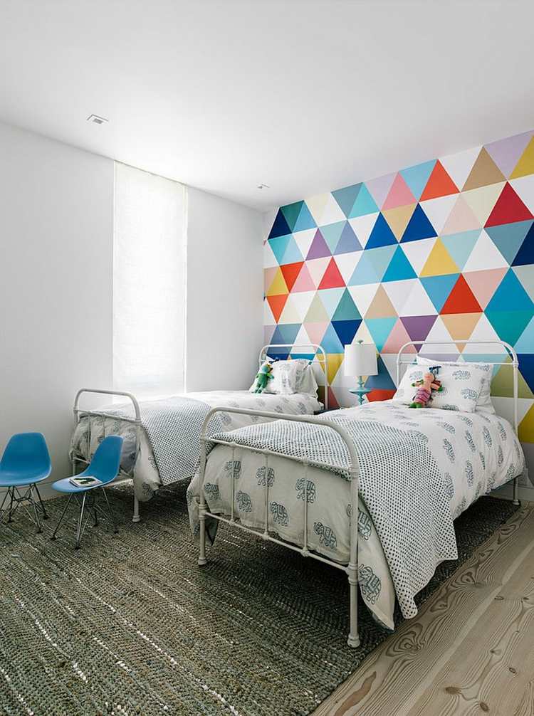 væg accent tapet geometriske farverige farver senge stol blå