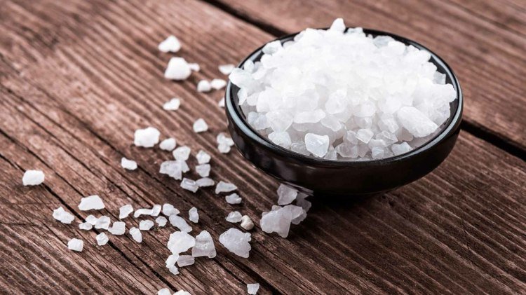 hjemmemedicin mod tandpine himalayan salt-havsalt-grovkornet-skål-træ