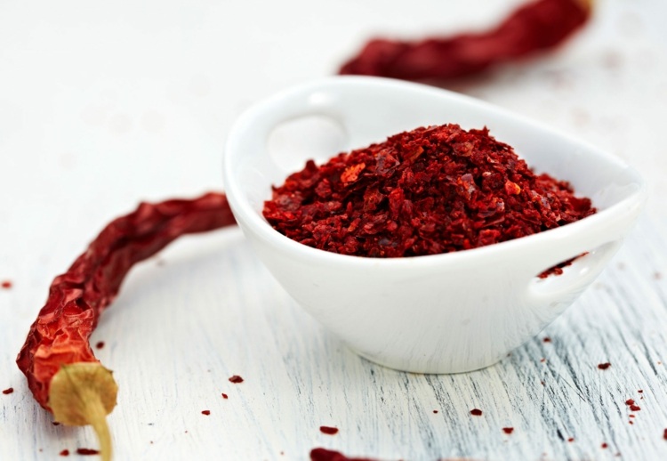 hjemmemedicin-tandpine-chilliflager-chili-peber-skål-hvid