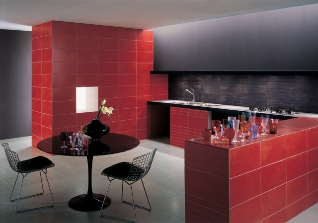 fine stentøj-fliser køkken-rød-mørkegrå-flisebelagt spejl-Colorlab
