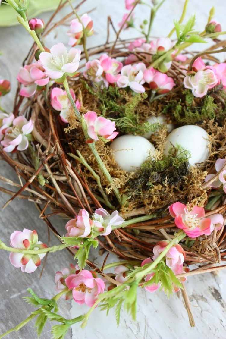 påske-dekoration-idé-rede-kviste-blomster-pink-romantisk-mos