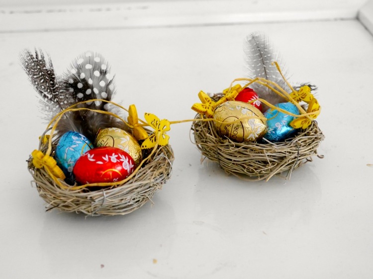 påske dekoration ideer chokolade-æg-påske-rede-fjer-smukke-sommerfugle-træ-gul