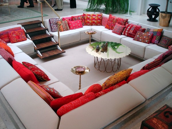 Stue lounge lounge sofa dybt i gulvet hvide røde puder
