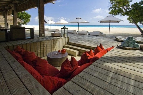 Rød lounge siddegruppe lavt i gulvet på stranden