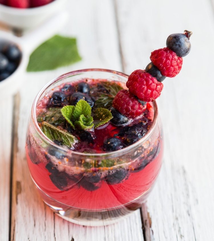 blåbær-granatæble-mynte-stænk-cocktail