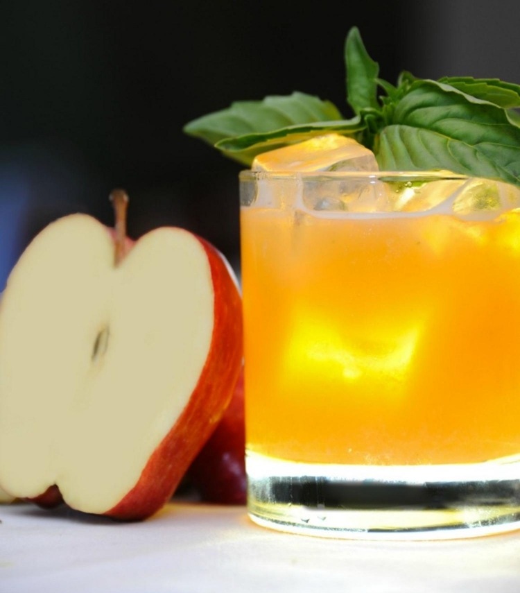 detox cocktail opskrift æble-hyldeblomstsirup-basilikum