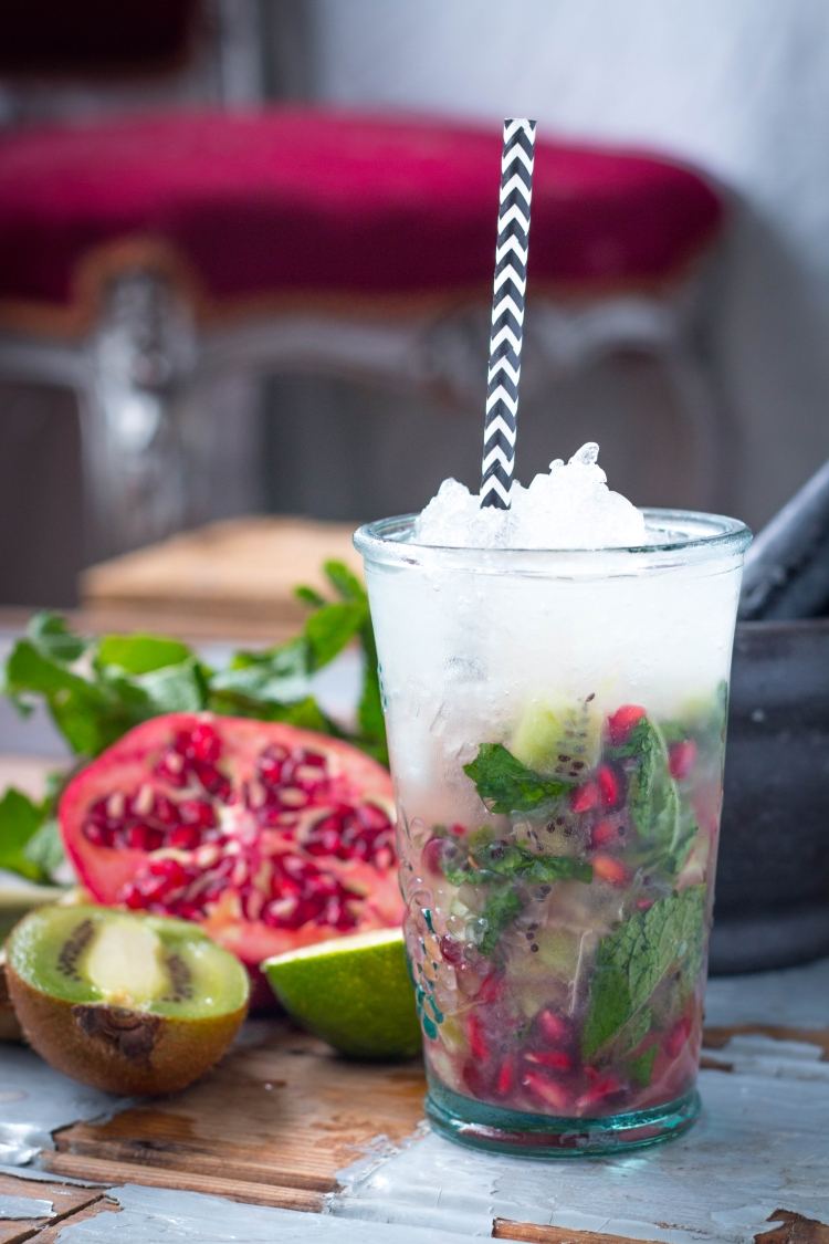 alkoholfri-mojito-opskrift-kiwi-granatæble-blanding