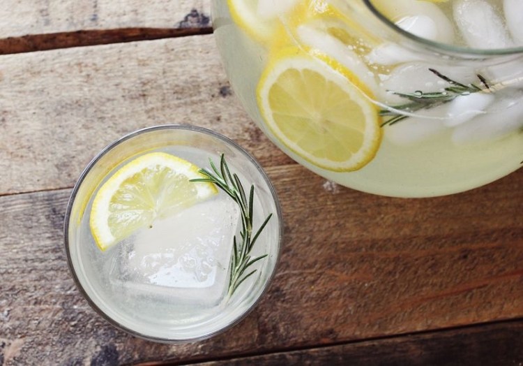 citron-rosmarin-limonade-opskrift-sommer