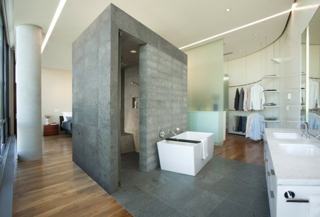 opsæt lejlighed i åben plan opsat grå fliser fritstående badekar