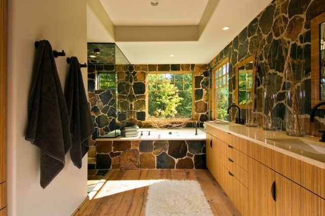 Natursten vægbeklædning spejlbeklædt badekar