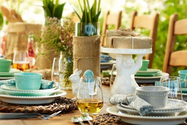 ideer påske dekoration bord kaniner porcelæn blå fade