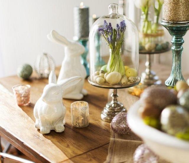 ideer påske indretning kommode kanin figur porcelæn hyacint glas klokke