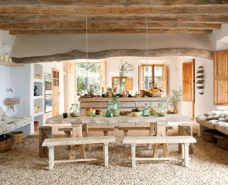 spisestue-interiør-rustik-spisebord-træ-massiv-bænke-træbjælker