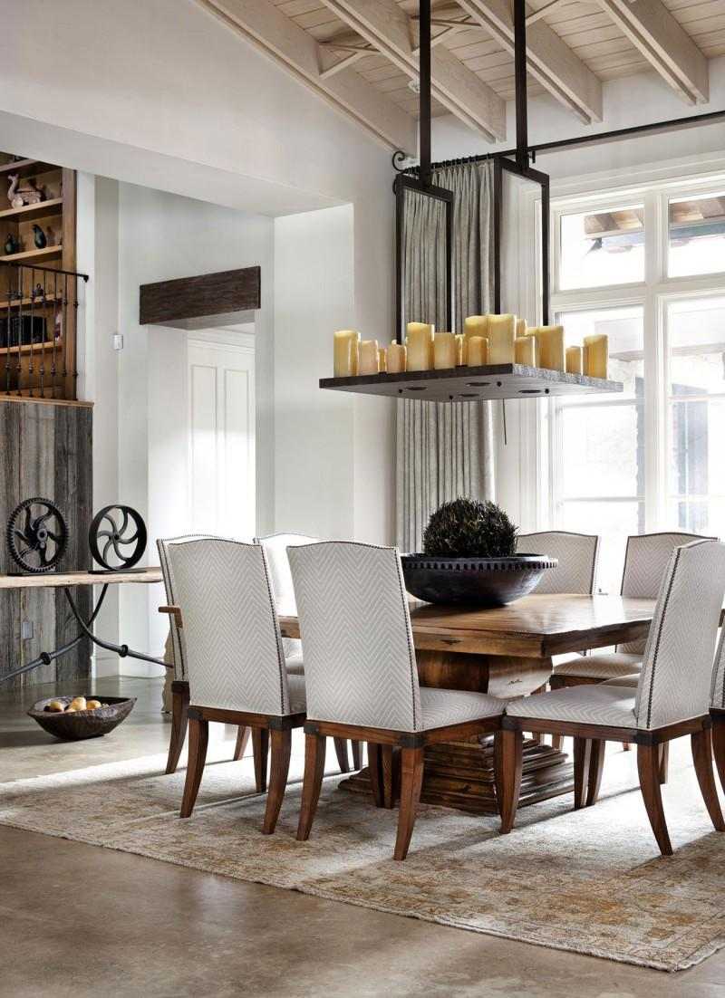 spisestue-interiør-rustikt-spisebord-træ-polstrede stole-lysekrone-stearinlys