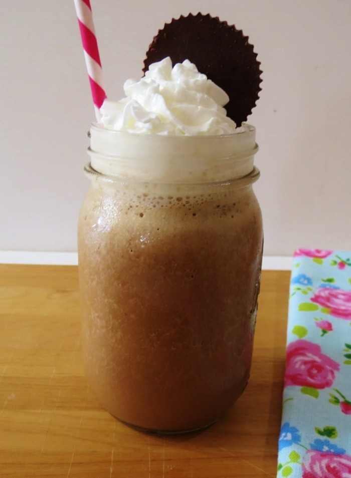 Jordnødder-frappe-med-chokolade-iskaffe