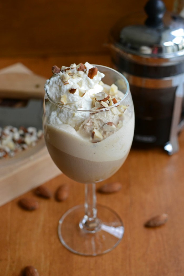 Afkølet-kaffe-Affogato-med-Amaretto