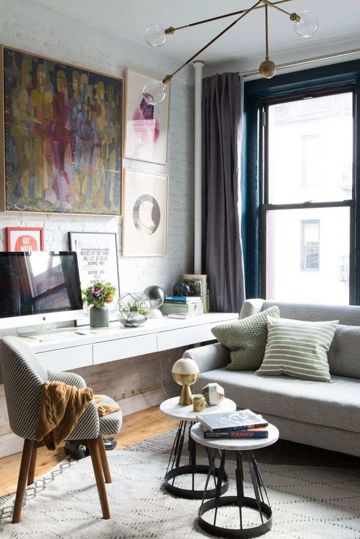 Integrer et skrivebord i stuen vægmonteret sofa foran vinduet