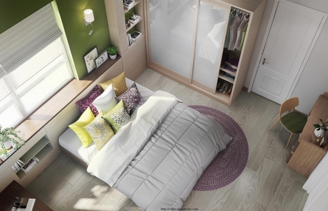 lille soveværelse-inspiration-grøn-garderobe-skydedør-væg-hylder