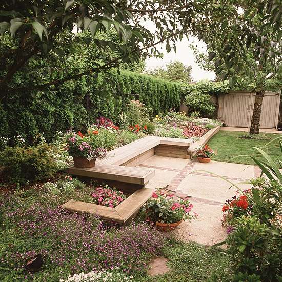 træbænk i haven kombination beton mursten planter krukker